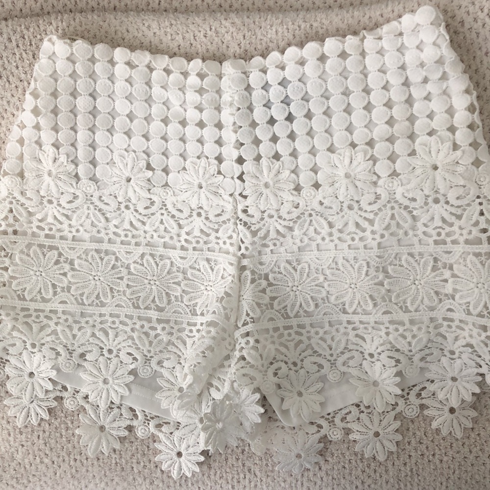 Crochet lace white shorts - Medium